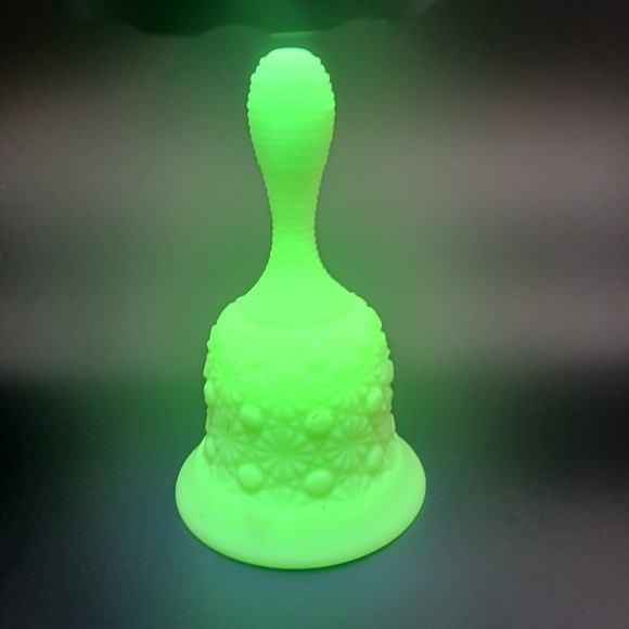 Fenton Lime Uranium Glass Daisy & Button Bell UV Reactive Glows Antique - Picture 2 of 13